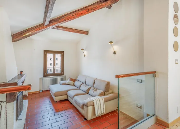 Little Near Ferrari's 아파트