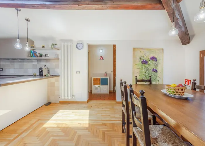 Little Near Ferrari's 아파트